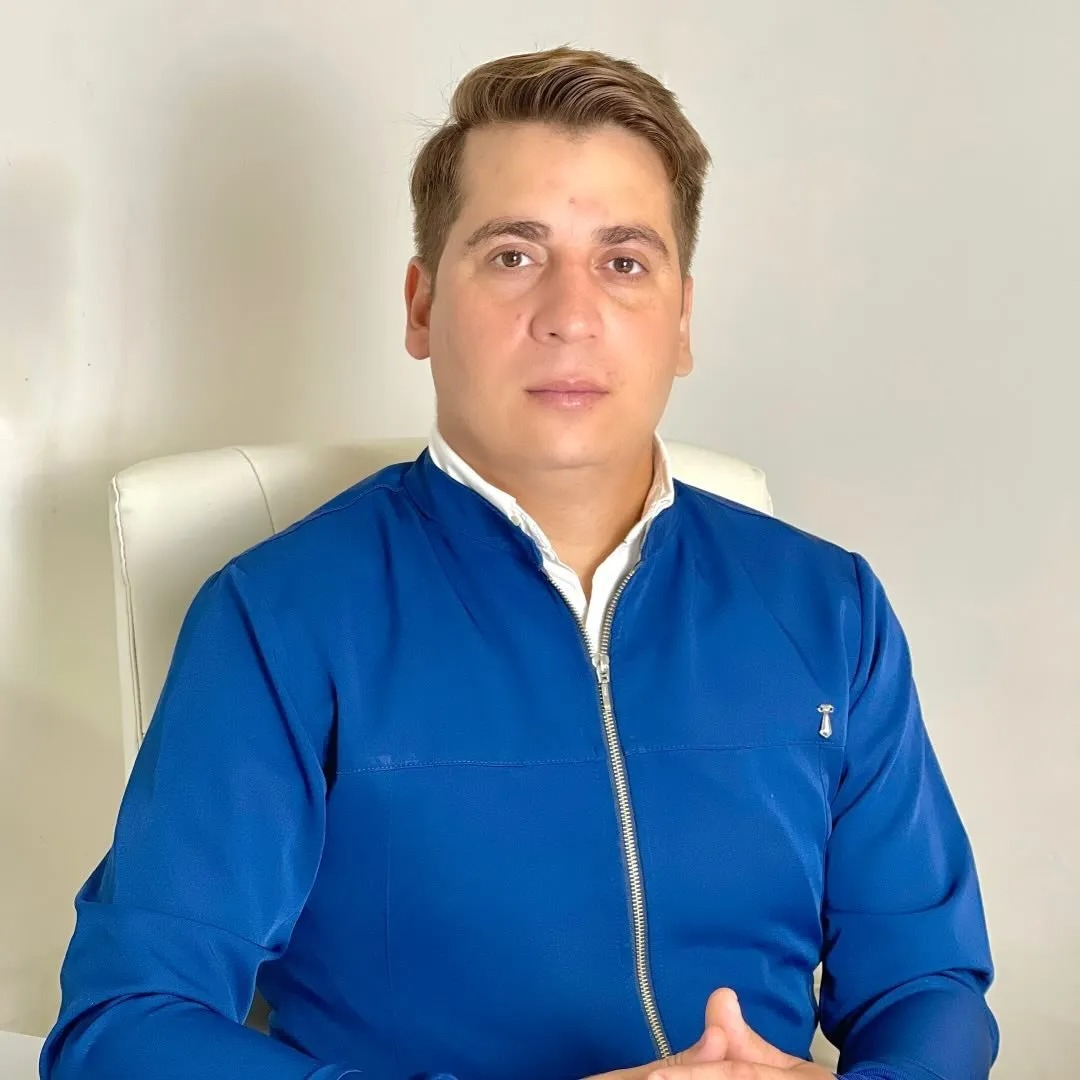 Dr. Nelyo Reis, cirurgião-dentista, em seu consultório